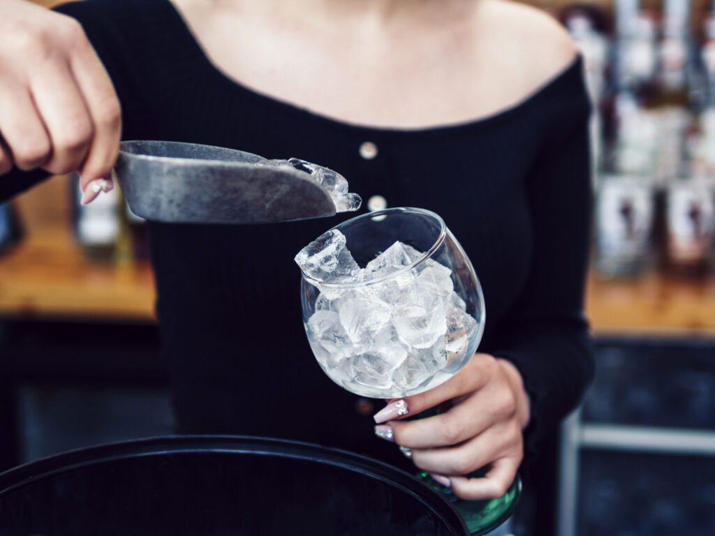 Key Benefits of Commercial Ice Machines for Your Business 2 Pouring ice
